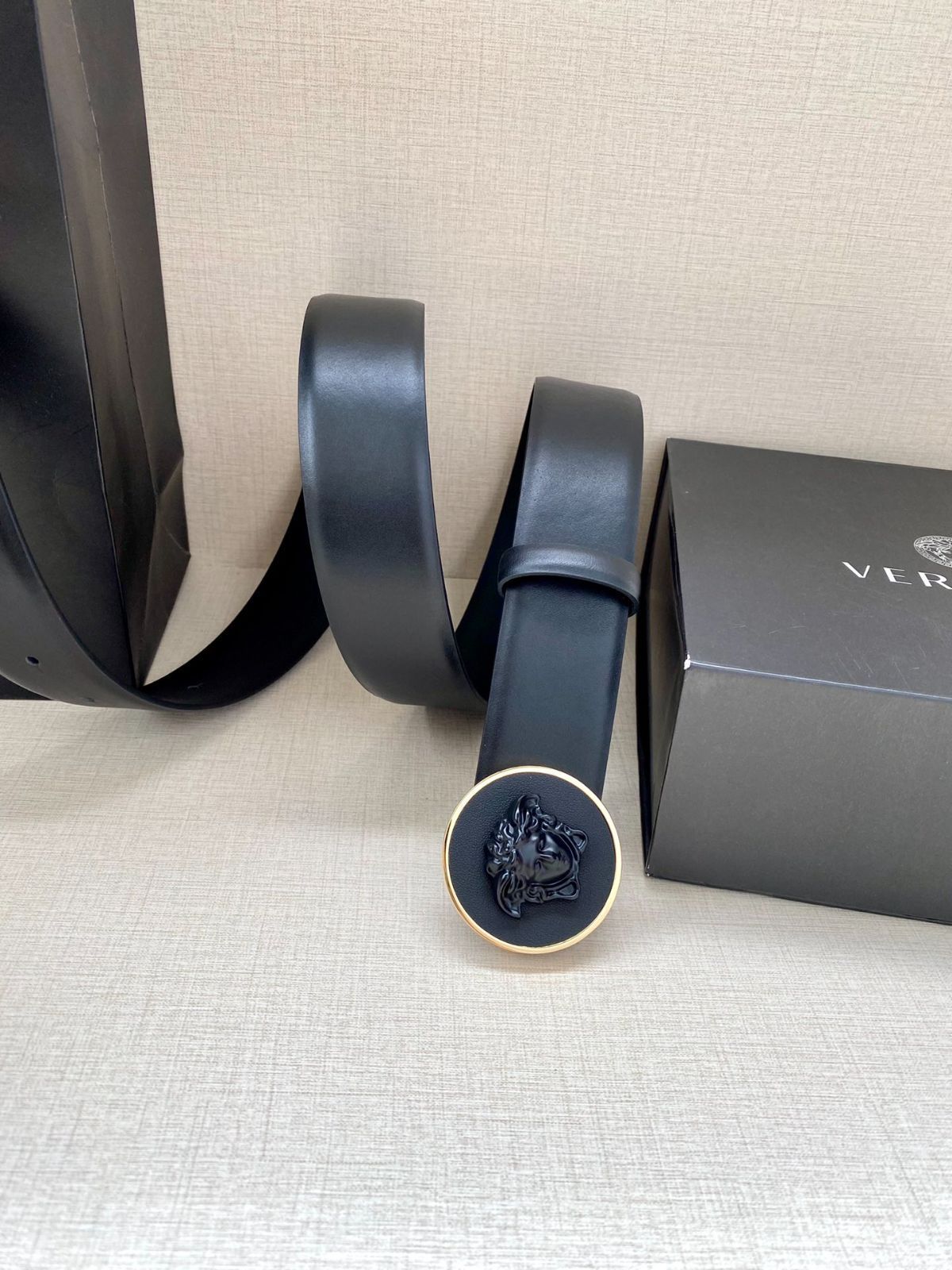 タグ付き未使用品VERSACE COLLECTION 紫 レザー ベルト タグ付き未使用品VERSACE COLLECTION 紫 レザー ベルト