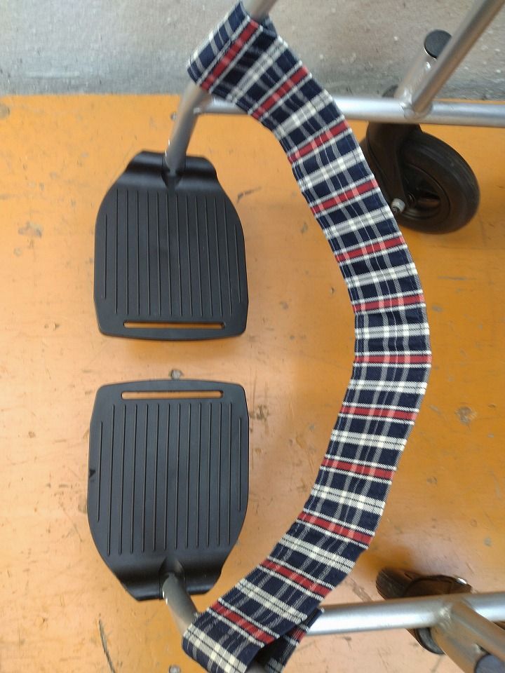 一部地域を除く 日進アルミ製車いす NEO-2 介助式軽量ノーパンク KM-25-0917-09