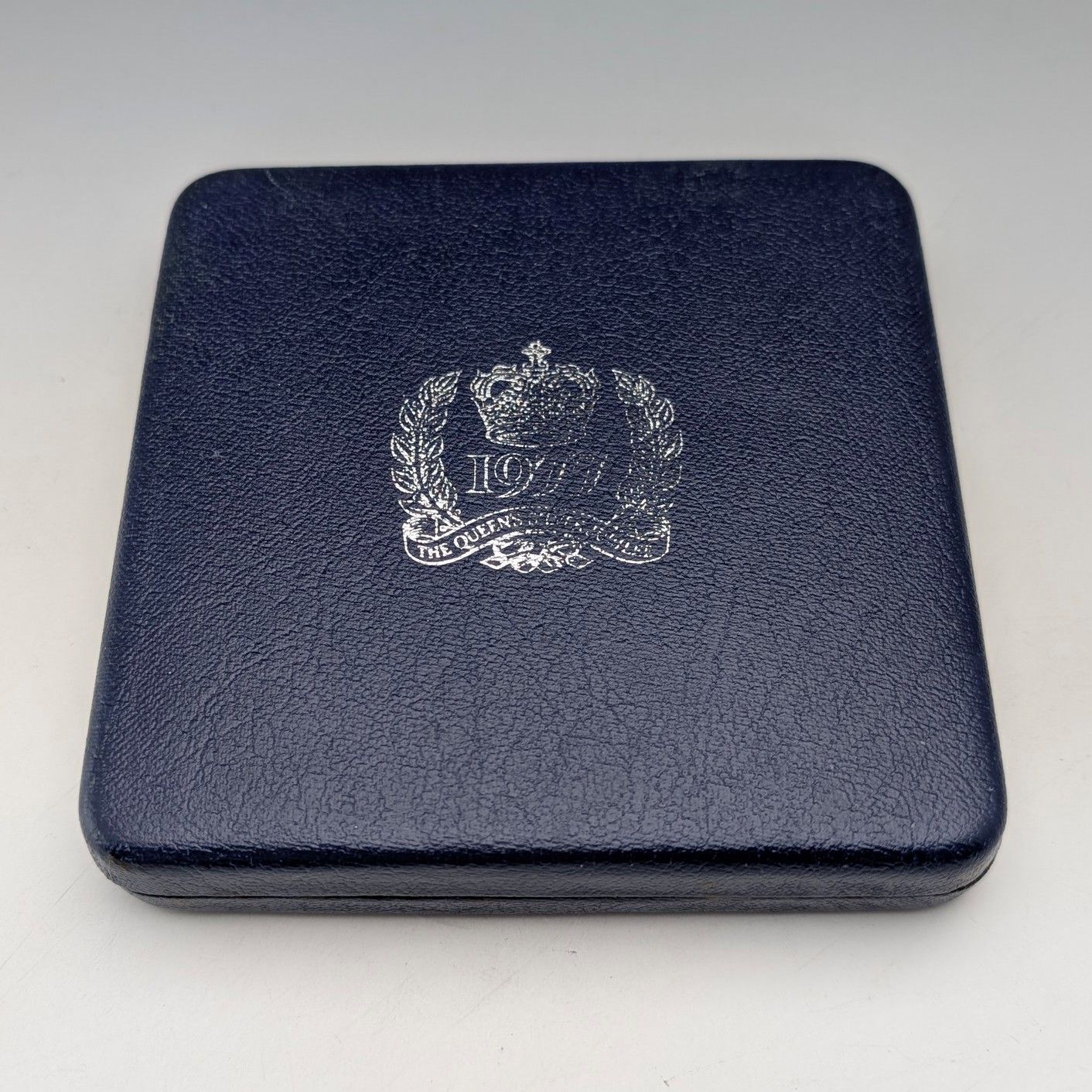 1977年 英国 純銀製 シルバージュビリー クラウン銀貨4個セット 計113g ケース入 Pobjoy Mint 1977年 英国 純銀製 シルバージュビリー クラウン銀貨4個セット