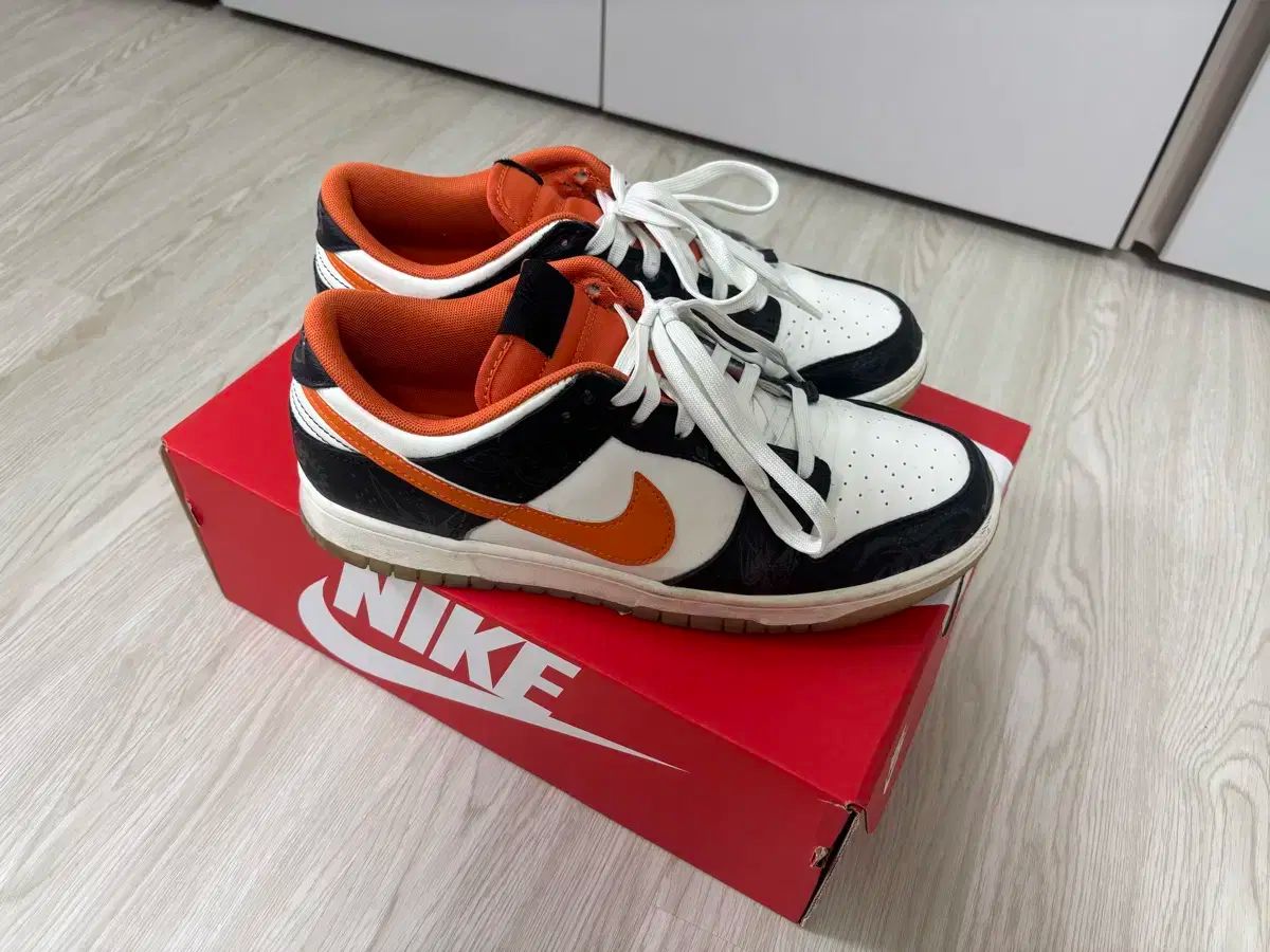NIKE