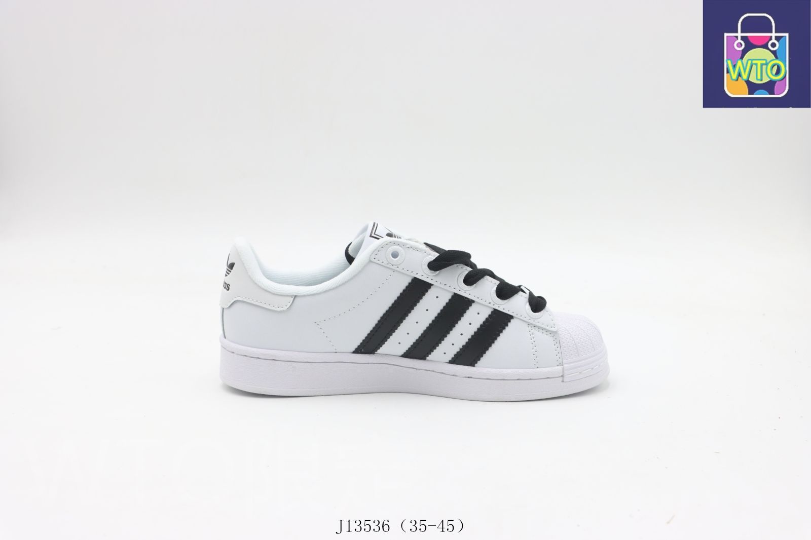 今日 アディダス スケートシューズ 白黒 JI3536