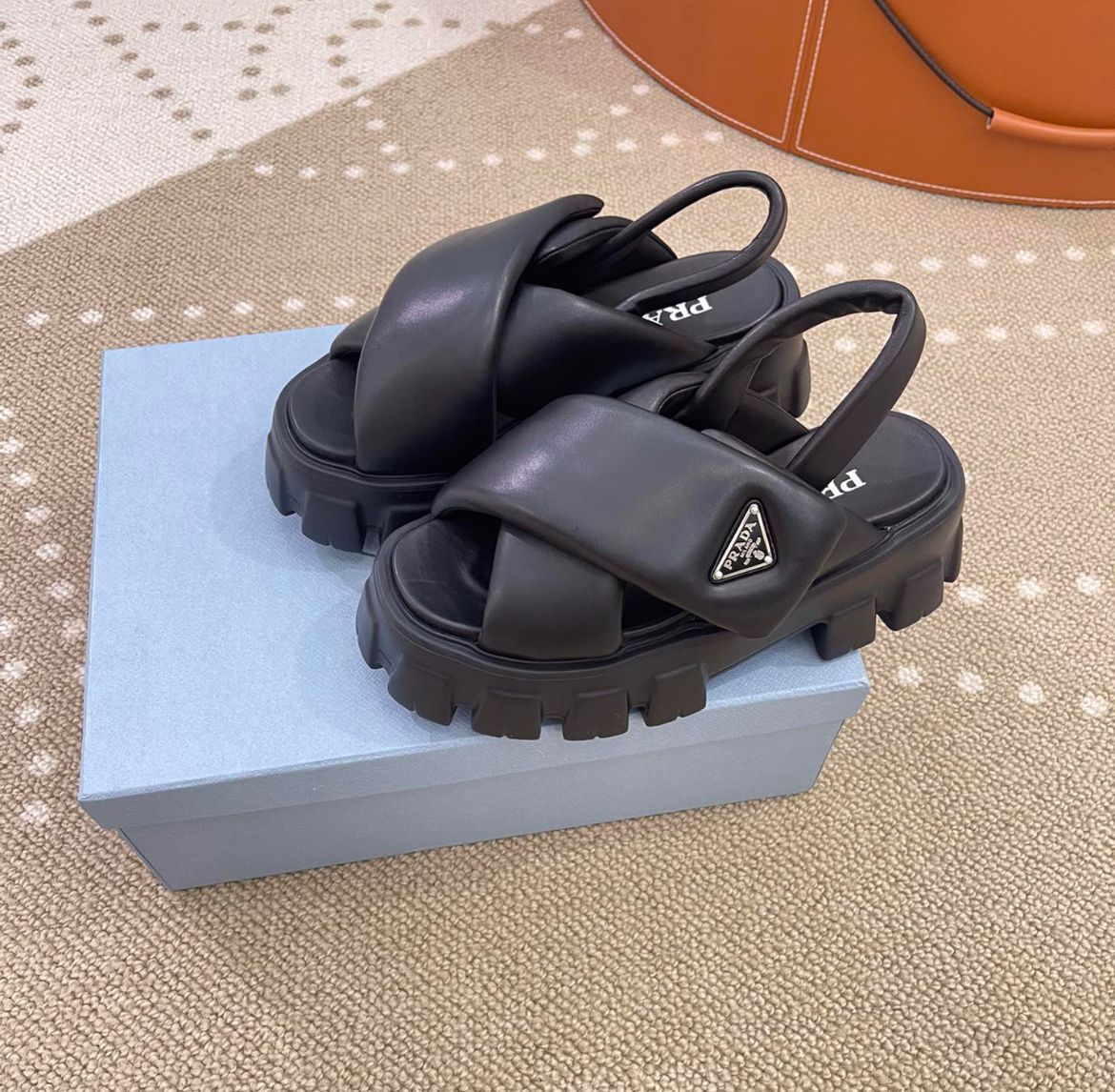 プラダ PRADA モノリスパディングサンダル 厚底 ナッパレザー フラット  