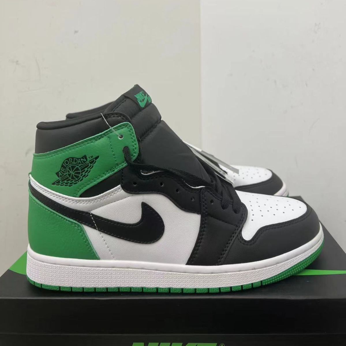 新品未使用 ナイキ Jordan Air Jordan 1 High OG Black and Lucky Green スニーカー