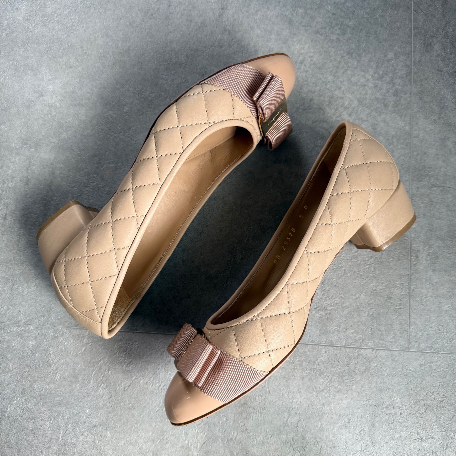 美品 SalvatoreFerragamo サルヴァトーレフェラガモ ヴァラリボン
