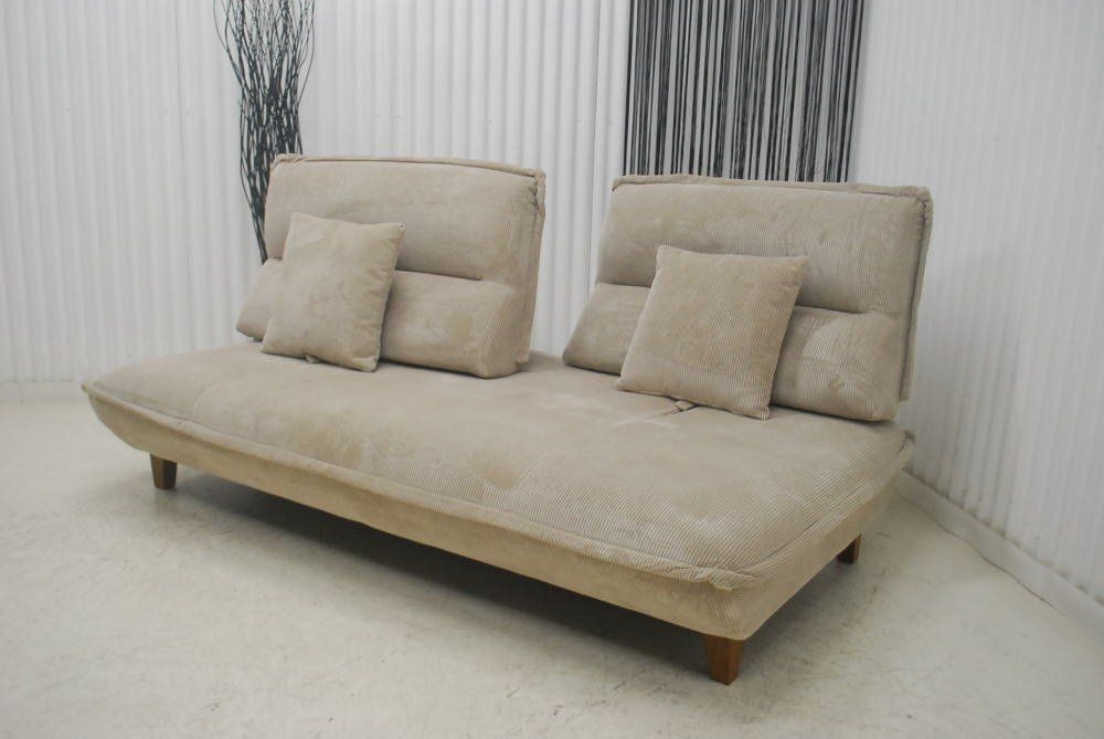 座面で奥行を調整できる