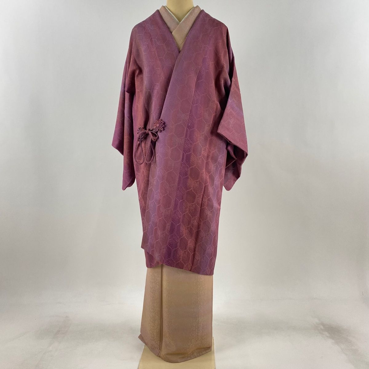 道中着 身丈104cm 裄丈61cm S 和装コート 亀甲 幾何学模様 ぼかし 赤紫 正絹 名品