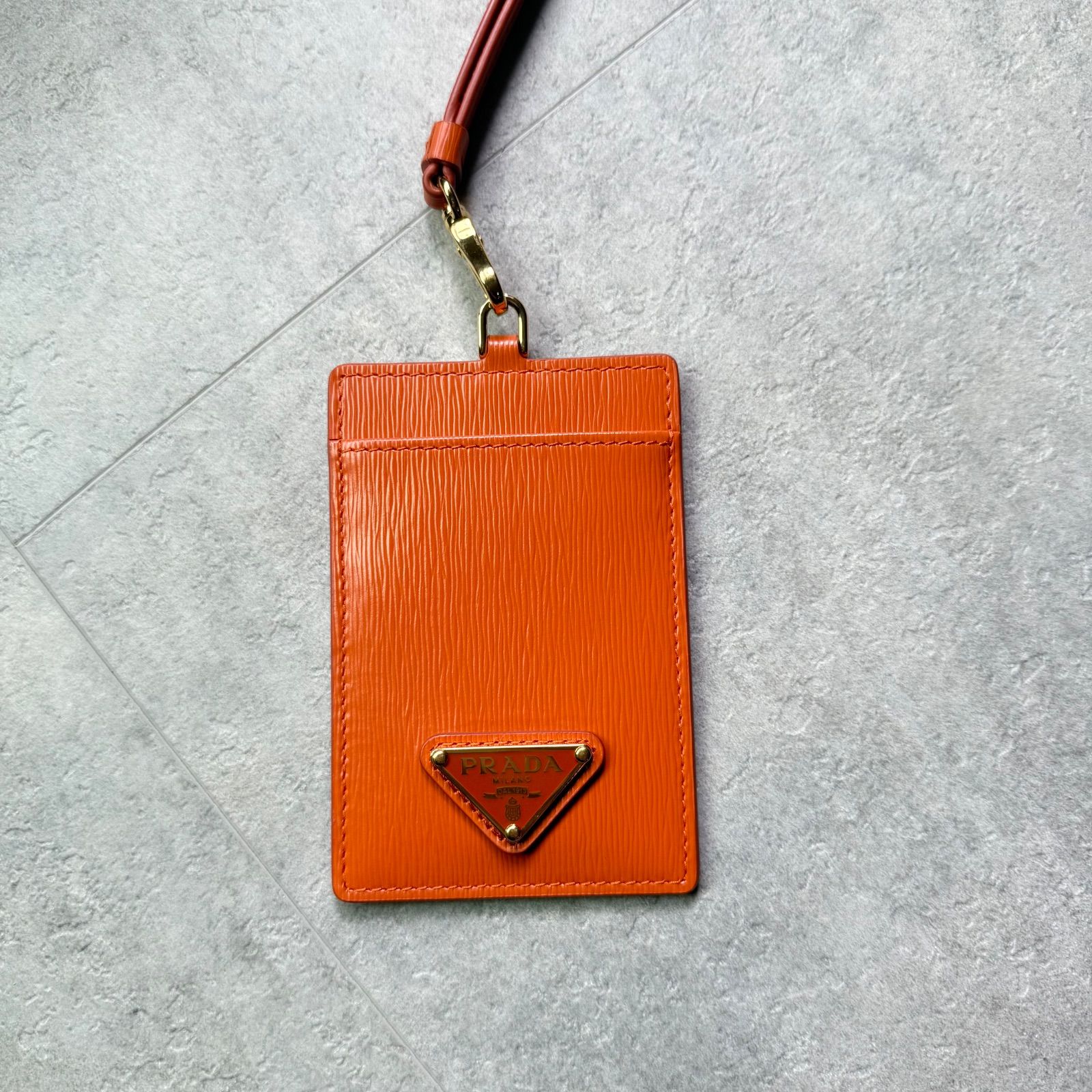 使用感なし　美品　プラダ　ロゴ　ブラッシュドレザー　ラウンド　ケース PRADA（プラダ） スマートフォンケース 2ZH108 2DMH メンズ レディース