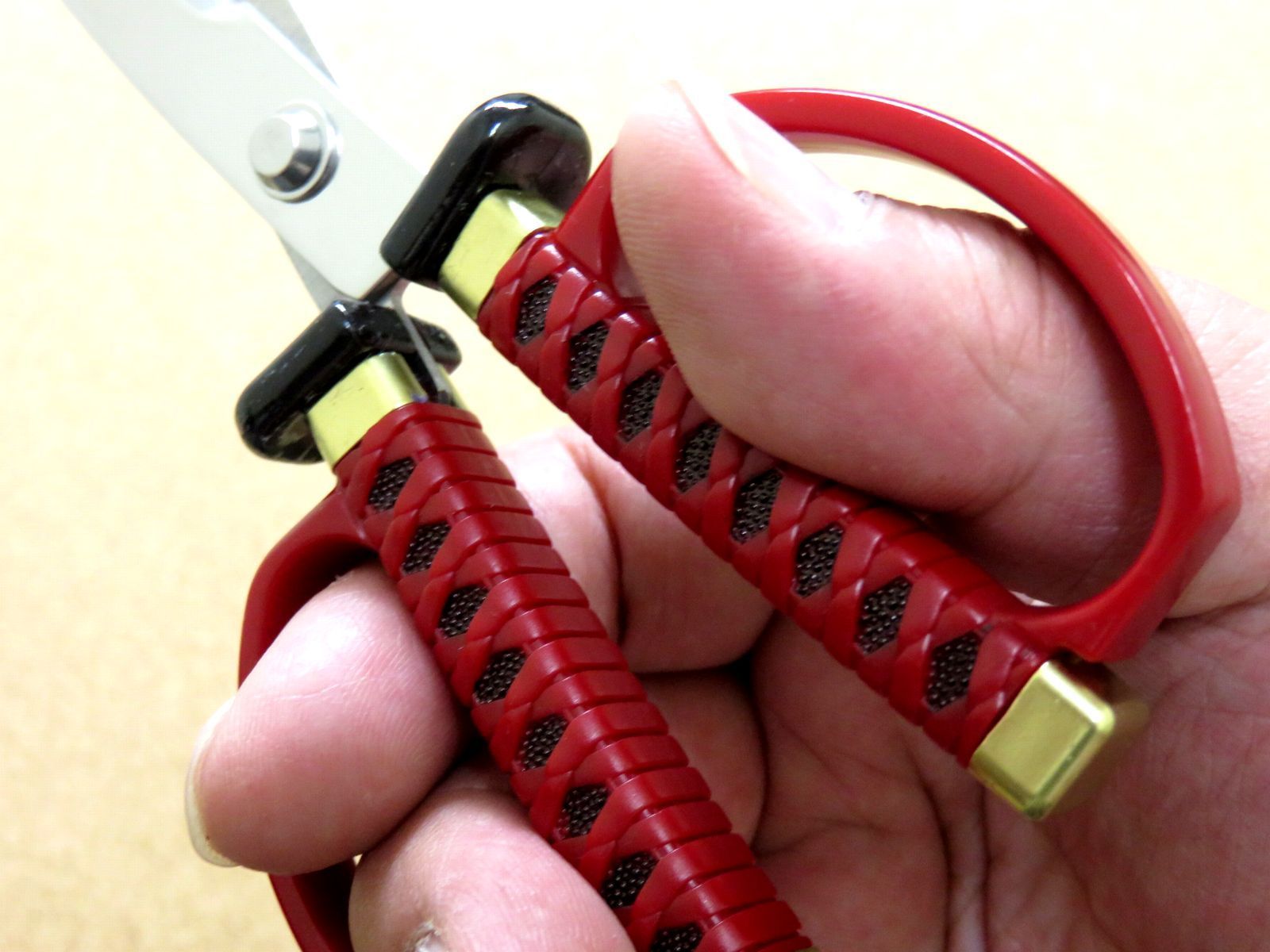 関の刃物 日本刀鋏 赤 鞘付き 掛け台付き インテリアはさみ 日本刀刃紋ハサミ 関の刃物SKKカトラリー メルカリ