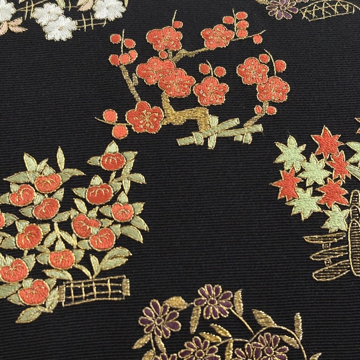 名古屋帯 秀品 枝梅 橘 刺繍 金糸 黒 正絹 【中古】 名古屋帯 美品 名古屋帯 秀品 枝梅 橘 刺繍 金糸 黒 正絹 【中古】 名古屋帯 美品