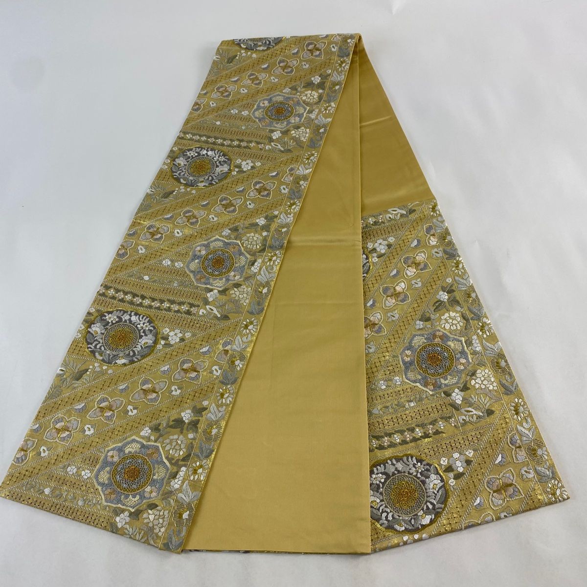 在庫一掃】 袋帯 美品 逸品 華文 草花 相良刺繍 汕頭刺繍 金色 六通