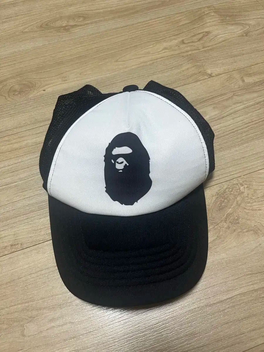 希少 A BATHING APE メッシュキャップ 猿 茶色×白 A BATHING APE(アベイシングエイプ) サル トラッカー メッシュ
