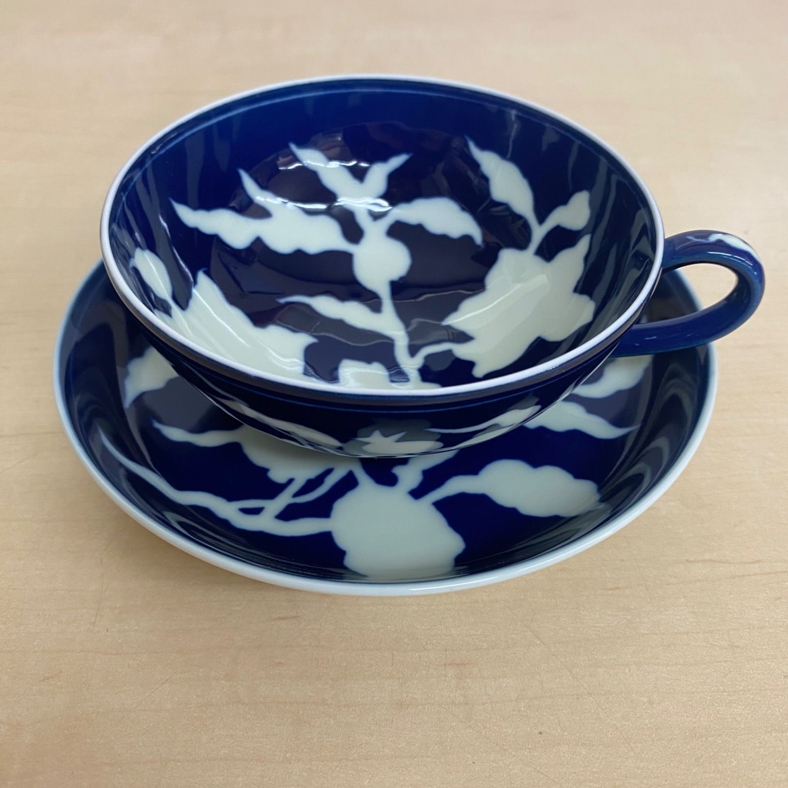 未使用 深川製磁 草花折枝白抜紋 紅茶碗 皿 カップ ソーサー ティー 