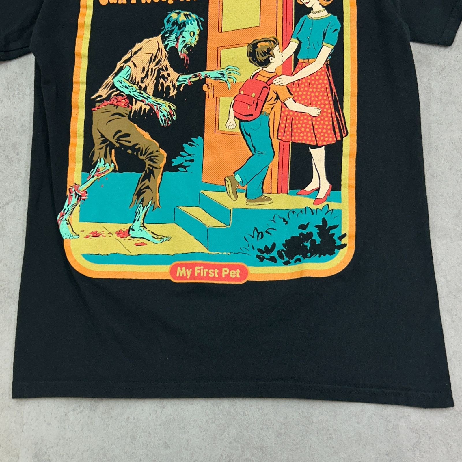 CREEPY CO. 子供の背後に忍び寄るゾンビ トップス 半袖 Tシャツ