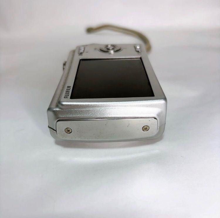 極美品】FUJIFILM FinePix F100fd シルバー ストラップ付 - メルカリ