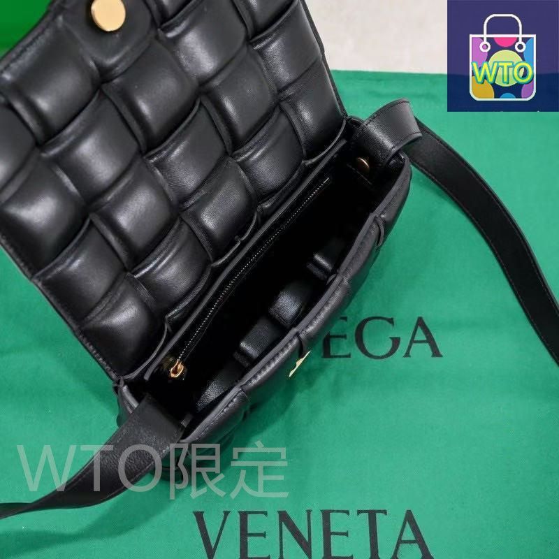 直営店☆BOTTEGA VENETA☆ POUCH レザー ショルダーバッグ BOTTEGA VENETA THE POUCH(ボッテガヴェネタ ザポーチ) - 海外