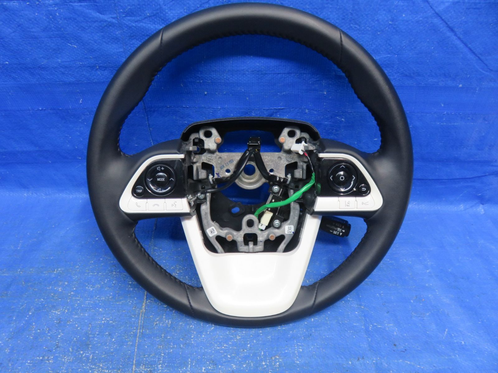 LA6678 トヨタ プリウス ZVW51 純正 革巻き ステアリング ブラックレザー ハンドル クルコン付 ZVW50 ZVW55