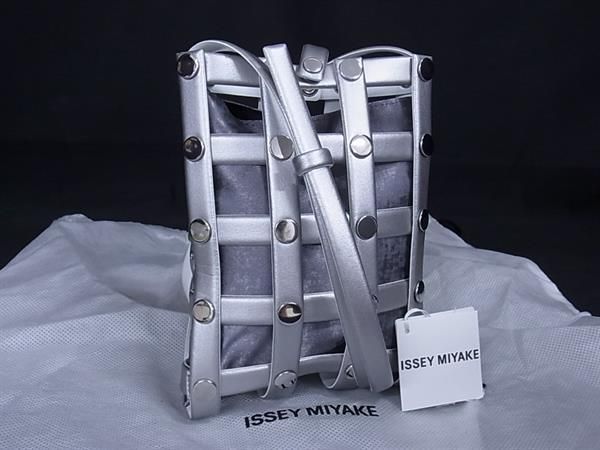 ISSEY MIYAKE イッセイミヤケ スパイラルグリッド レザー ショルダーバッグ クロスボディ シルバー系 FN0580
