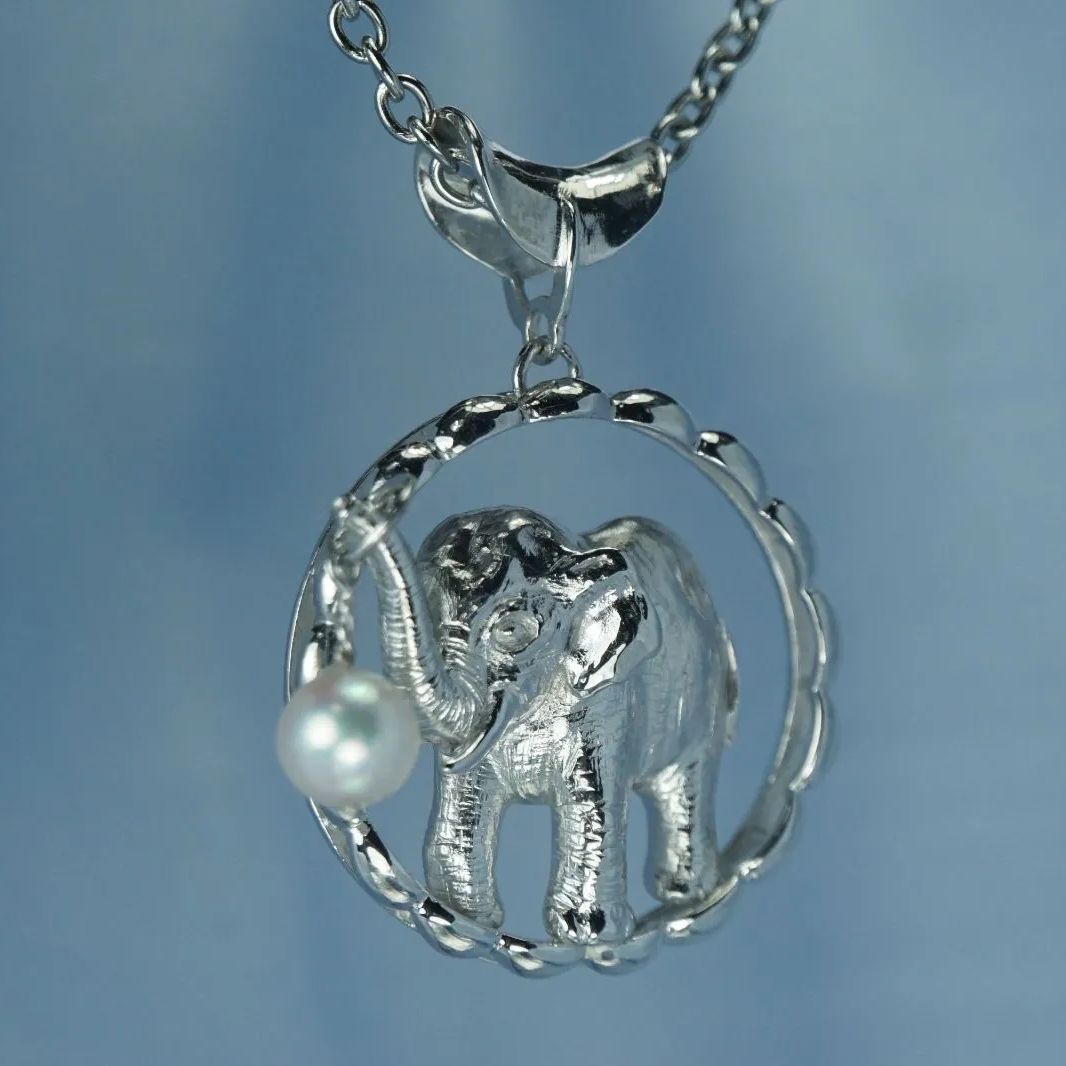 象とパールのペンダント
