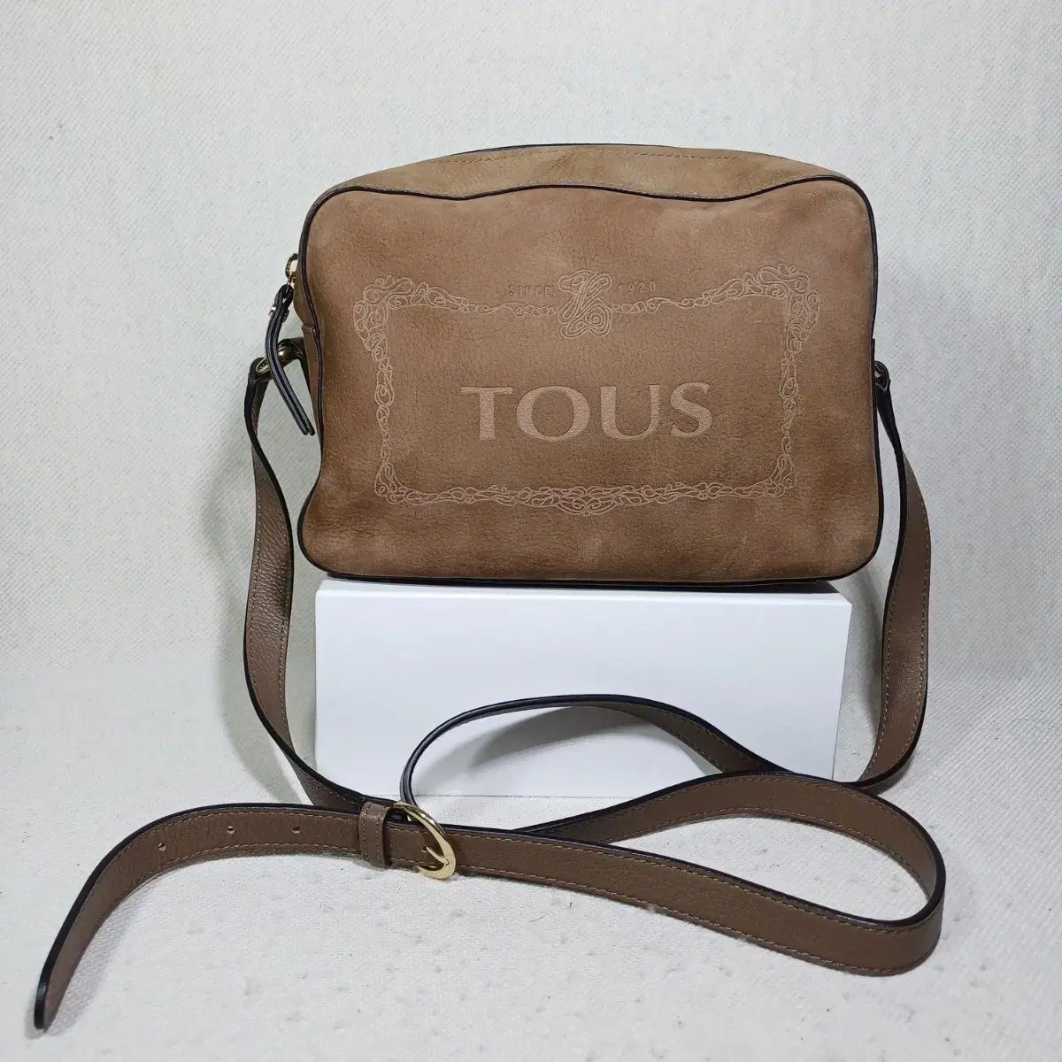 TOUS 投げ捨てる スエード クロスバッグ