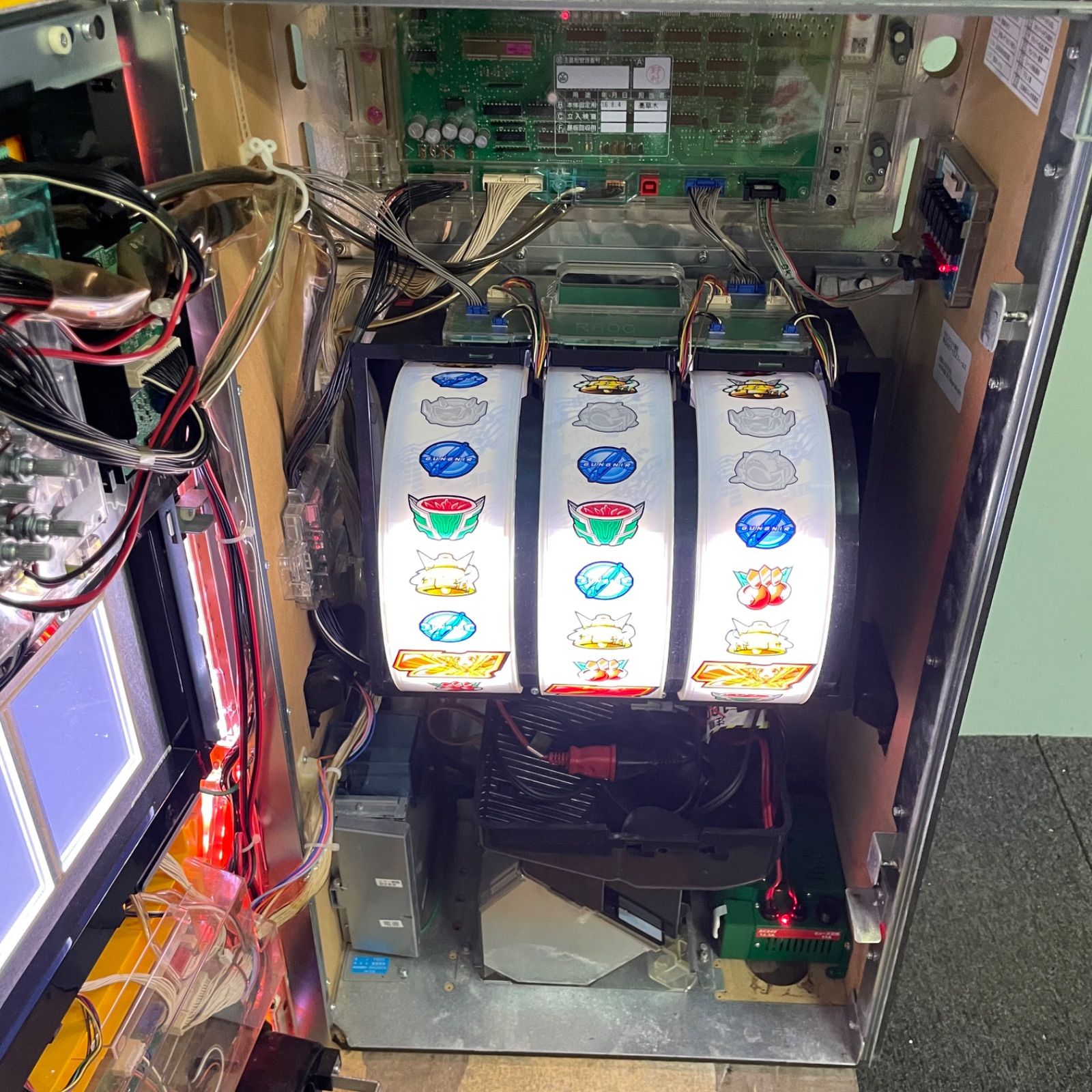 パチスロ 戦姫絶唱シンフォギア（5号機）不要機仕様【送料込み】 ♭ 戦姫絶唱シ ンフォギア 5号機 スロット 実機 鍵付き コイン不要機