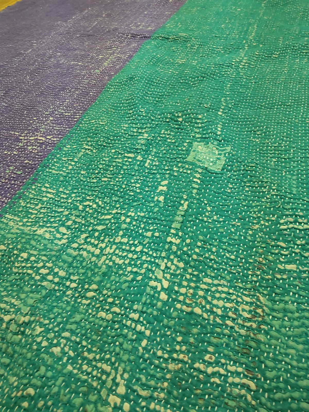 G204 グドゥリー マルチカバー マルチマット ラグ ヴィンテージ カンタ刺繍 ボロ インド ビンテージ BORO アンティーク シャビーシック ラリーキルト 手縫い 刺し子 ハンドメイド 刺子 絨毯 はぎれ 古布 パープル グリーン NEXPOTALLINN_EU