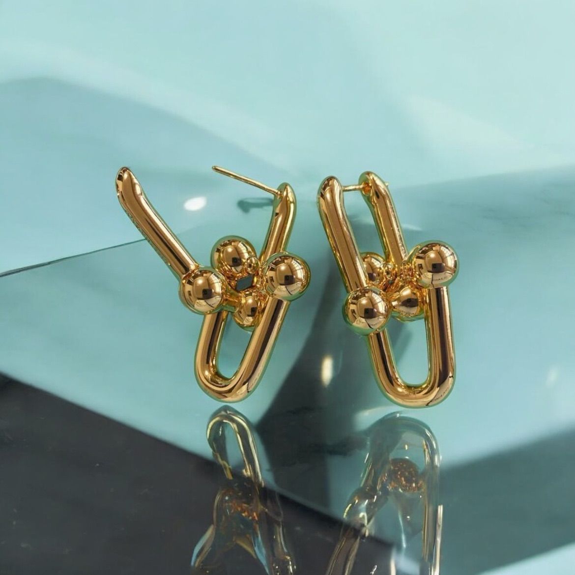 ティファニー ハードウェアゴールド チェーン付きボールピアス 750YG