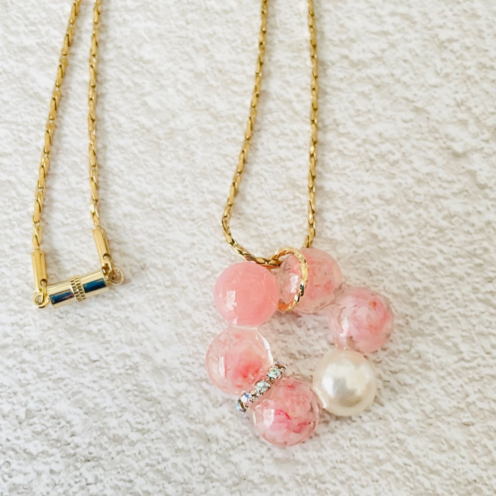 桜貝のまぁるいネックレス ペンダント レジン - メルカリ