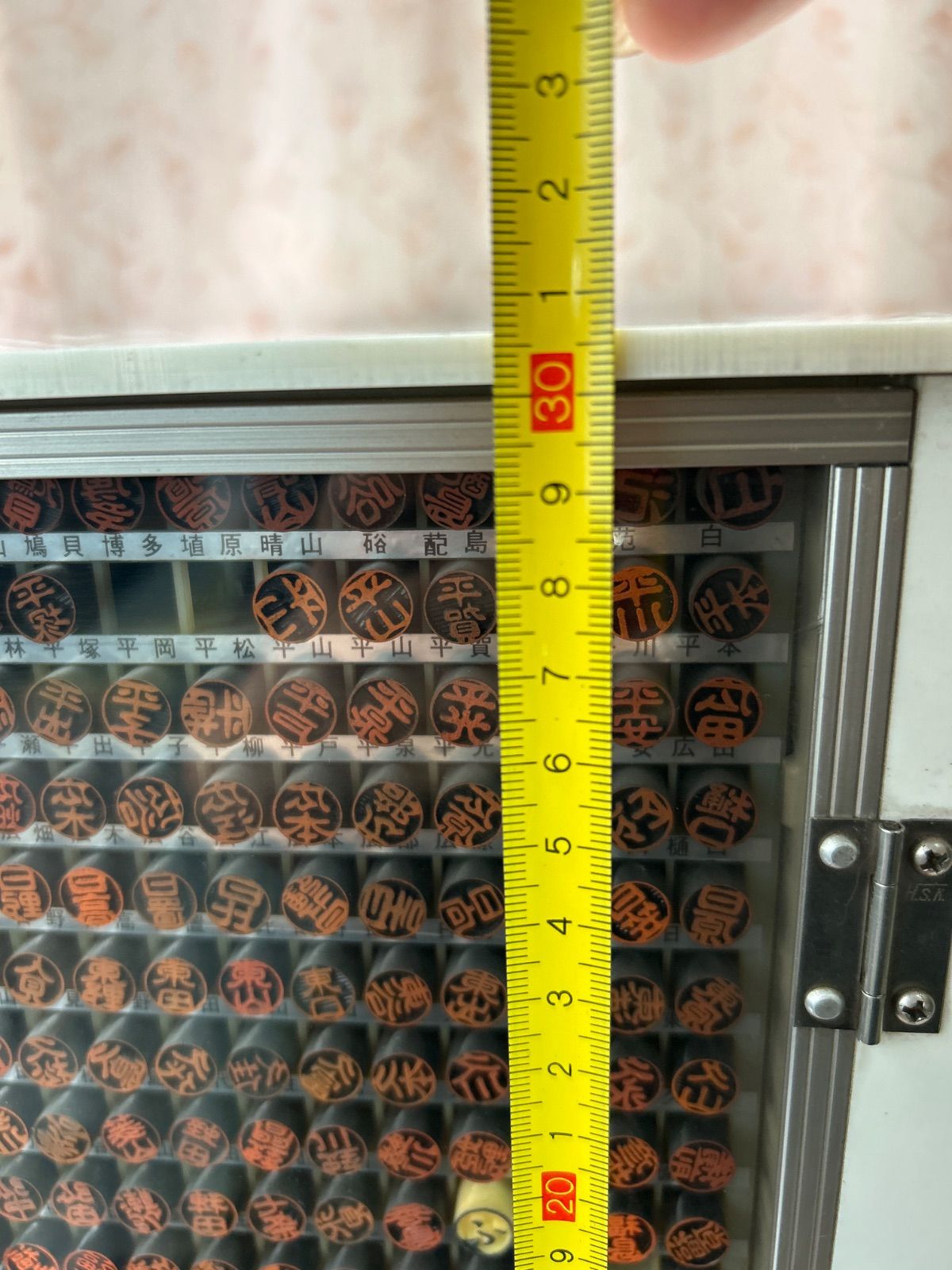 昭和レトロ 印鑑タワー 1/4 印鑑 収納ケース 昭和レトロ】古い木製 6面回転