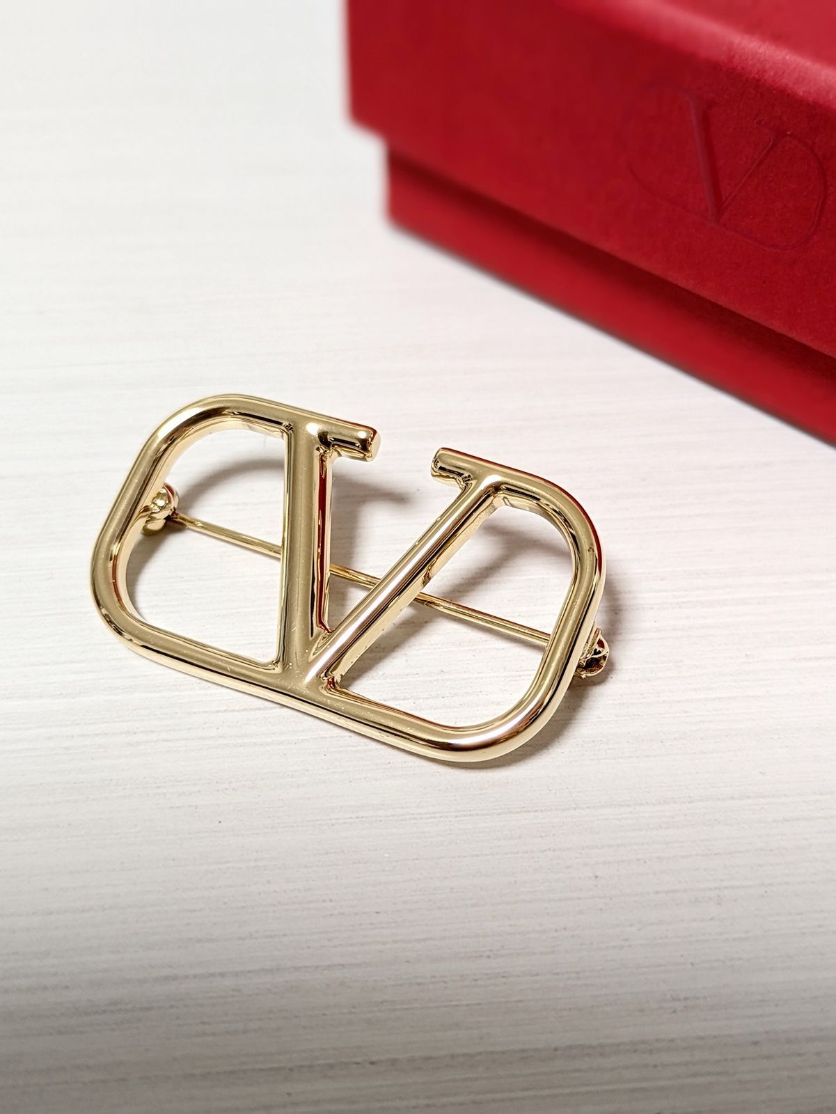 VALENTINO ブローチ アクセサリー Vロゴ シグネチャー ゴールド - メルカリ