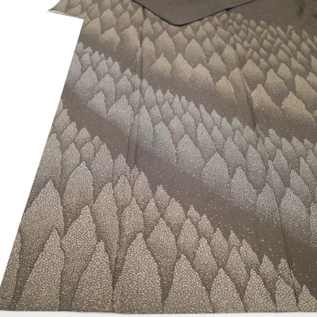 二代目　川村久太郎　古典文様 染め大島紬　未使用しつけ糸付き 上品ベージュ　三松 大島紬 川村久太郎 未使用 証紙付き 白大島 本場大島紬 正絹 訪問着