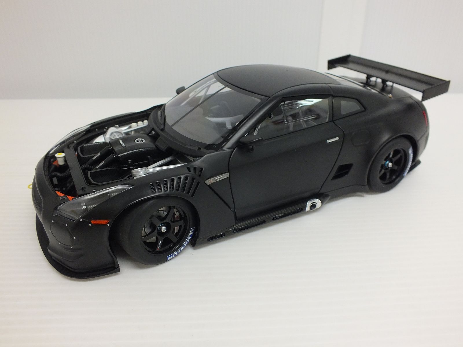 AUTOart オートアート 1/18スケール ニッサン GT-R FIA GT1 WORLD