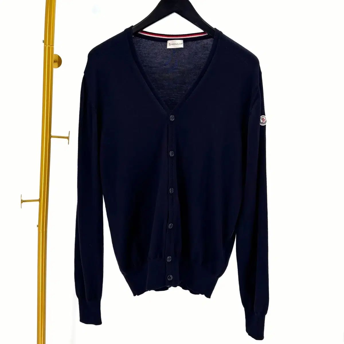 XL サイズ MONCLER(モンクレール) ロゴワッペン Vネック