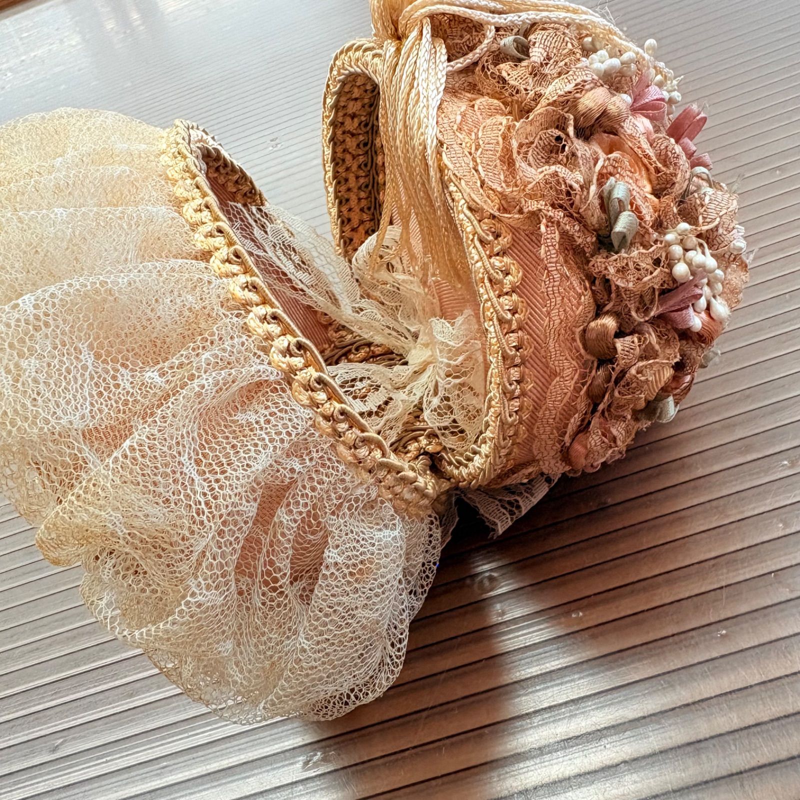 リボンモチーフが可愛いシルバーメタルにマーカサイトのブローチ1950