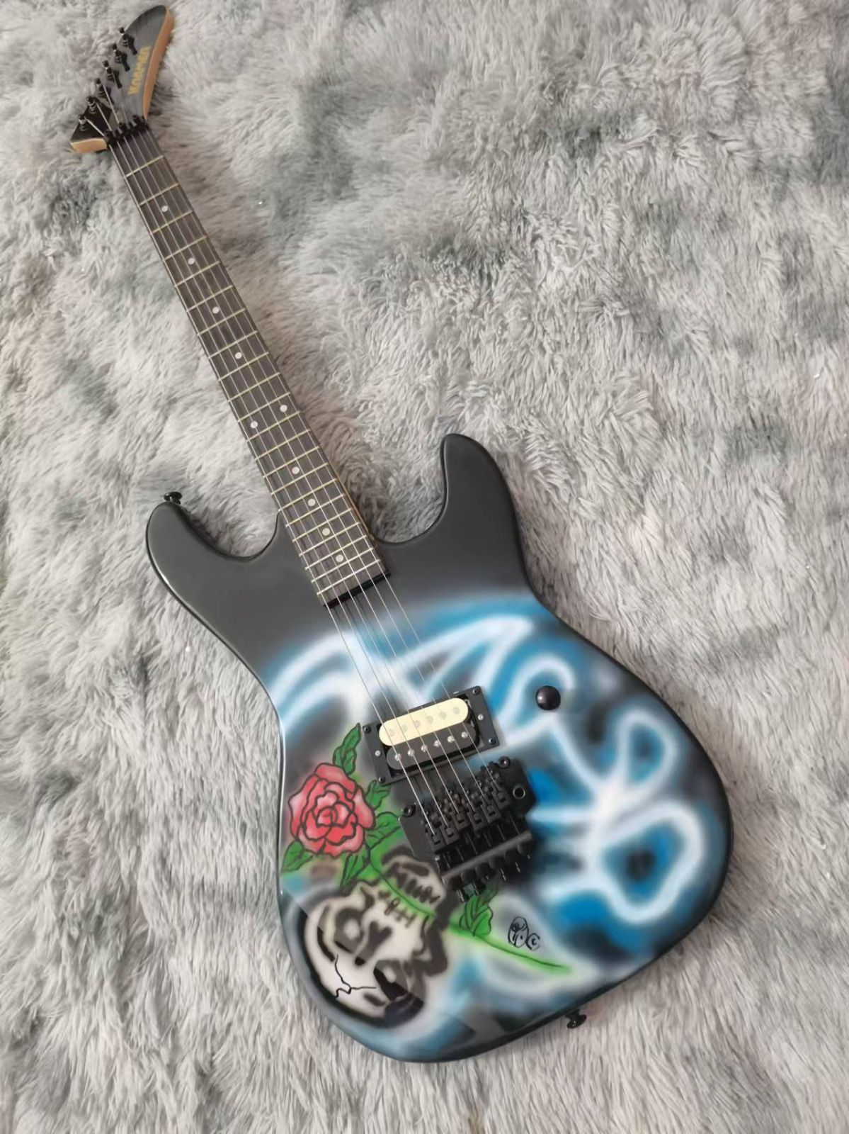 エレキギター ストラトキャスタータイプ スカル＆ローズ ノーブランド