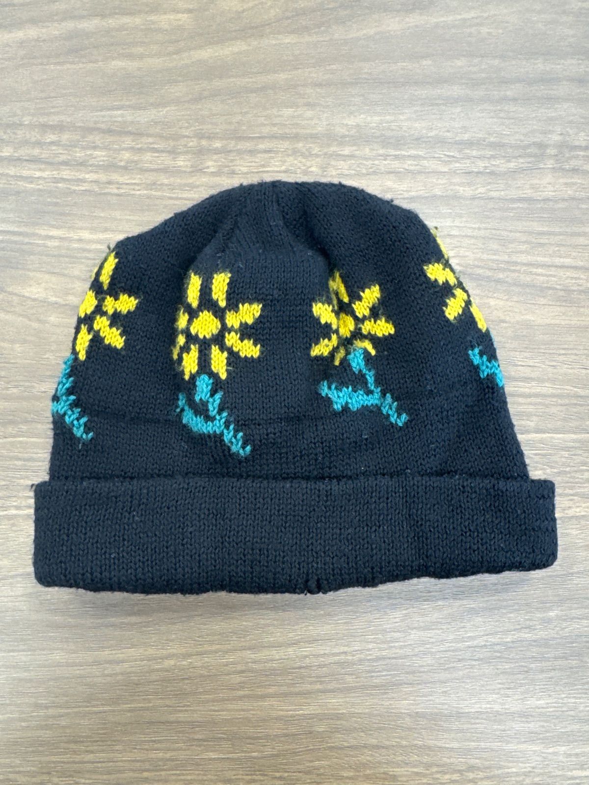 NOAH ノア ビーニー ニット帽 花柄 ブラック 刺繍ロゴ NOAH ビーニー ニット帽 花柄 - メルカリ