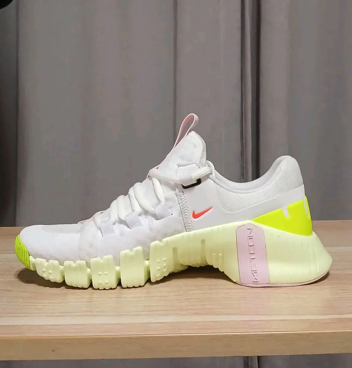 ナイキ ウィメンズ フリー メトコン5 235サイズ 箱なし