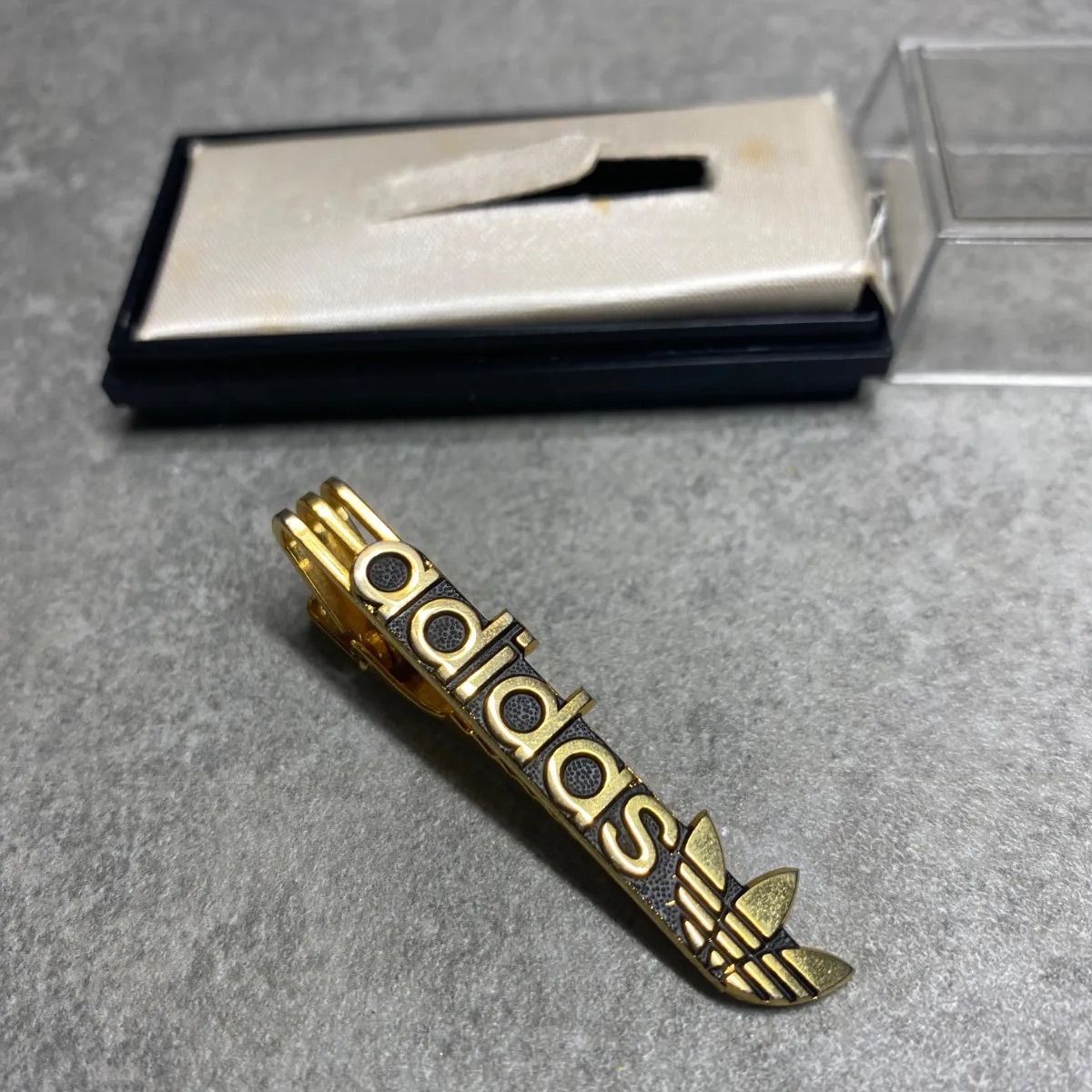 adidas ヴィンテージ ネクタイピン ゴールド色
