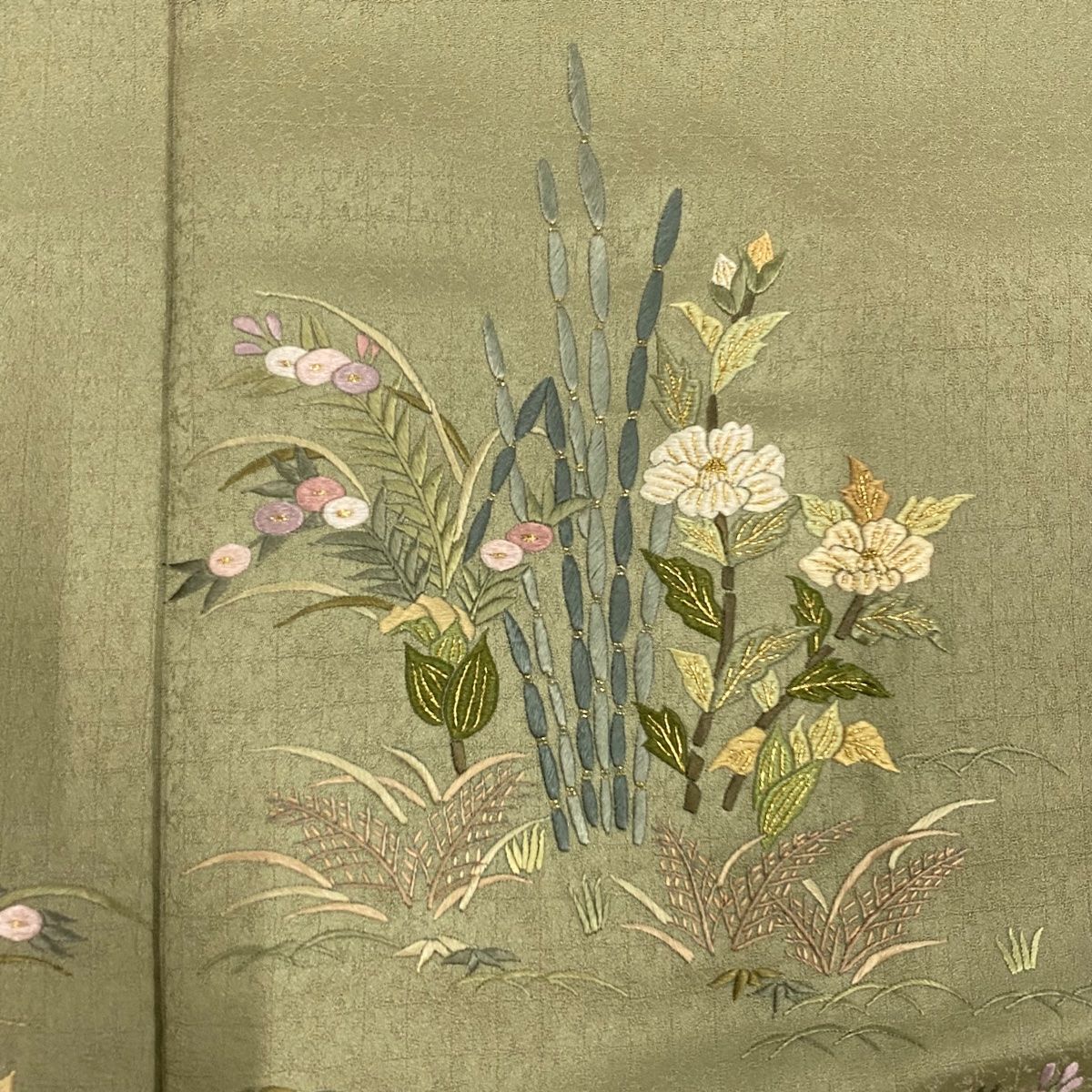 付下げ　袷　正絹　草花刺繍　古典模様　柳染色　身丈151.5裄63 付下げ 身丈153cm 裄丈62cm S 袷 草花 木賊 刺繍 金糸 灰緑 正絹