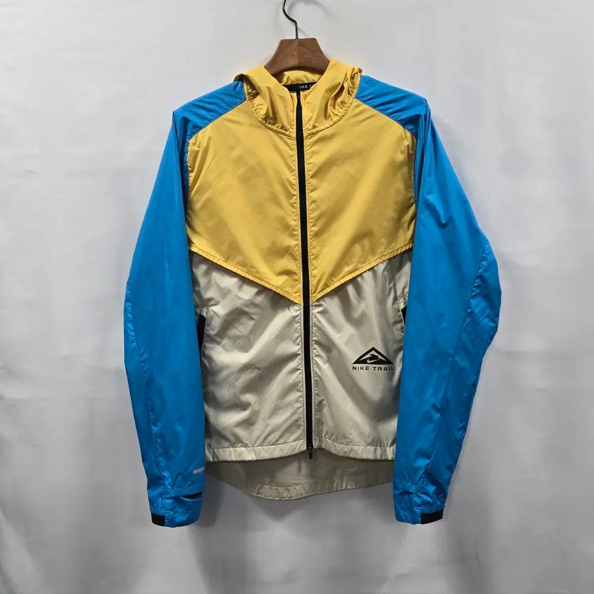 1754 Nike(ナイキ） ウインドランナー ジャケット フードウィンド