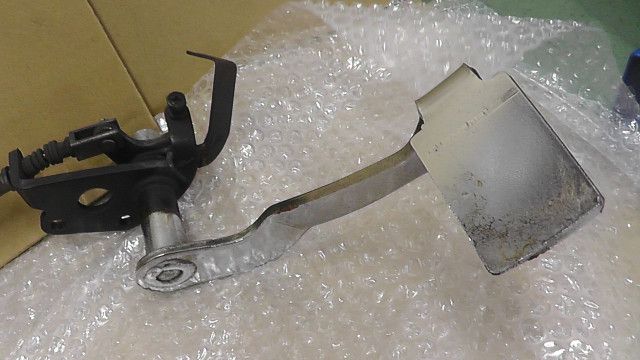 ブレーキペダル