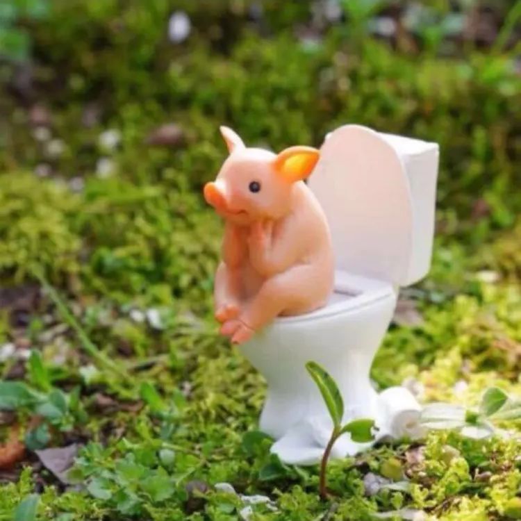 トイレするブタさん 可愛い 豚 オブジェ 置物 インテリア 小物 トイレ ...