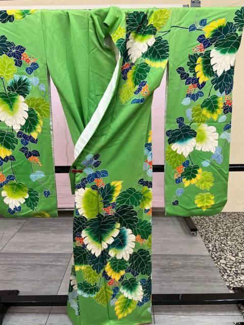 貸衣装処分品 振袖 緑が大好きなあなたの振袖 花柄 帯シルバー - メルカリ