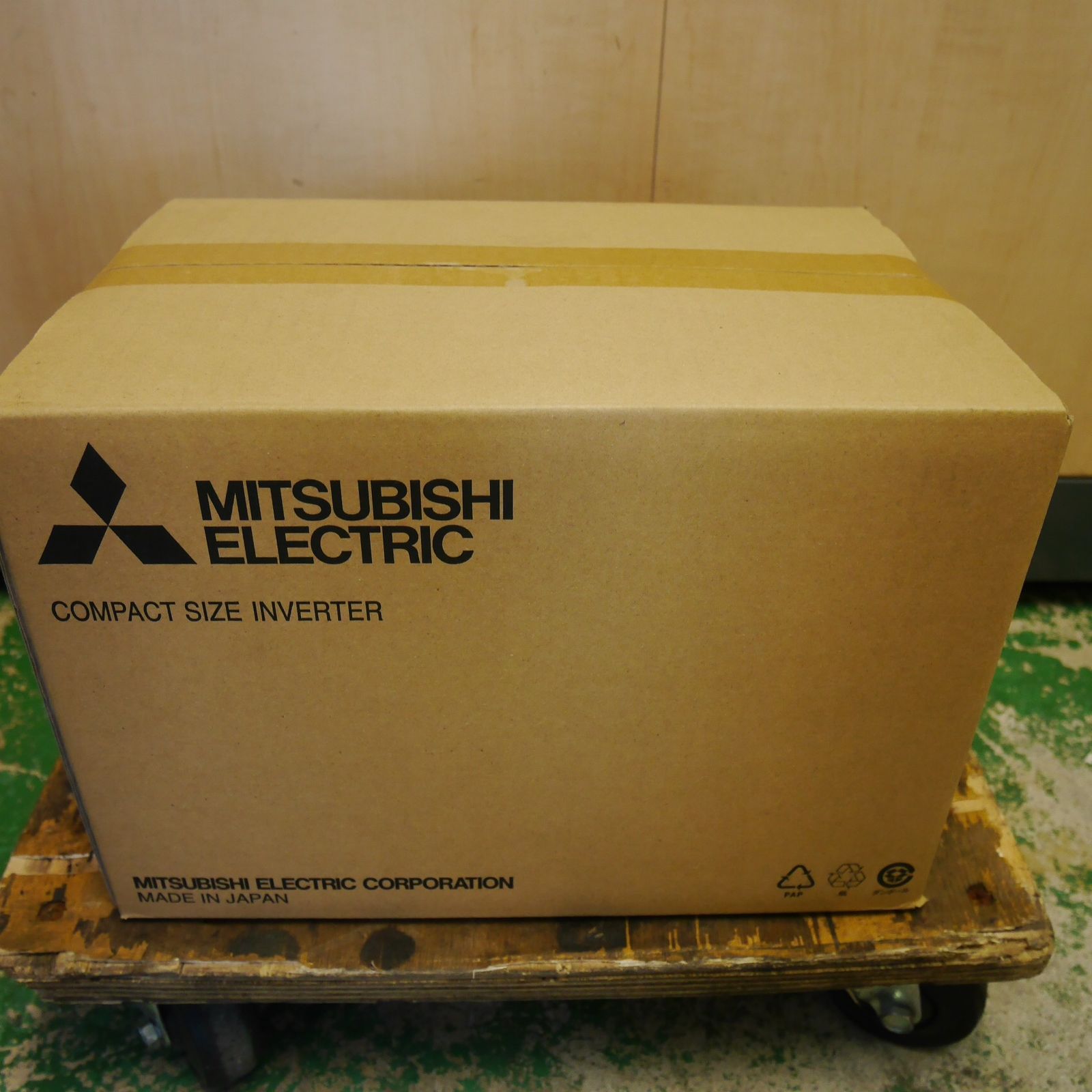 複数在庫有 三菱 コンパクト サイズ インバーター FREQROL FR-E820-7.5K-1 200V