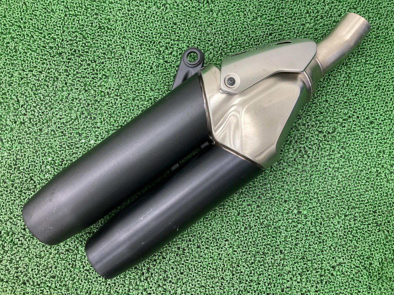 モンスター1200S サイレンサーマフラー 573.2.124.1AB ドゥカティ 純正