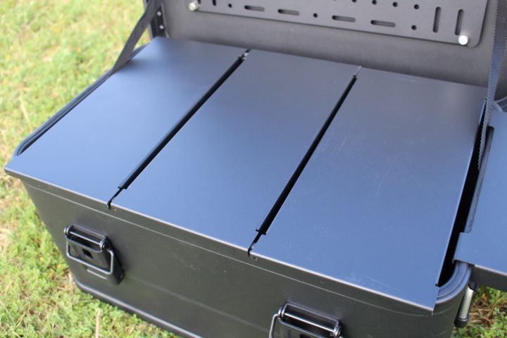 マットブラック アルミコンテナボックス カスタムパーツ４分割天板パネル ５０Ｌ用 Amazon.co.jp: マットブラック スタッキング アルミコンテナ