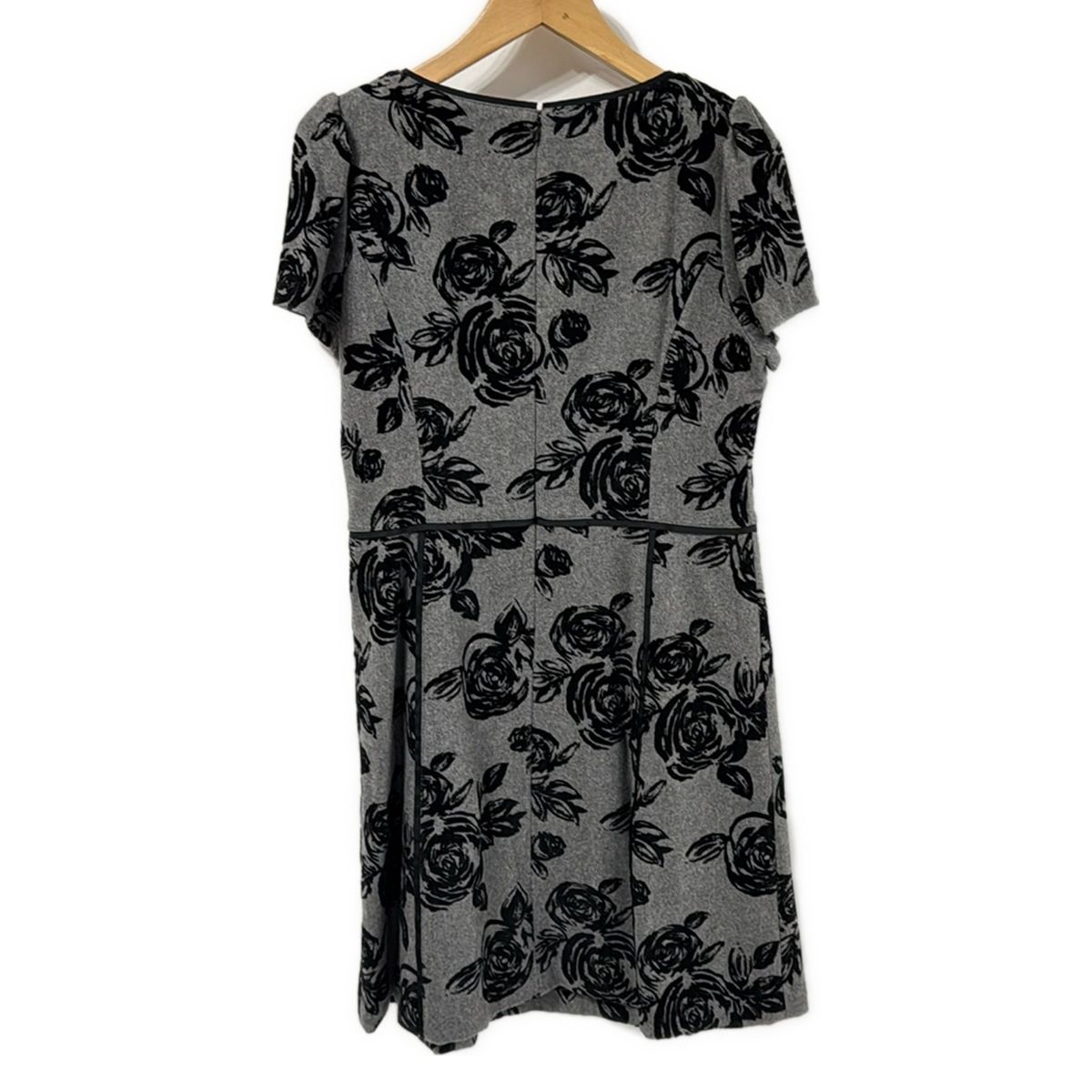 SUPERBEAUTY スーパービューティー ワンピース サイズ42 L レディース - グレー×黒 クルーネック 半袖 ひざ丈 花柄 リボン