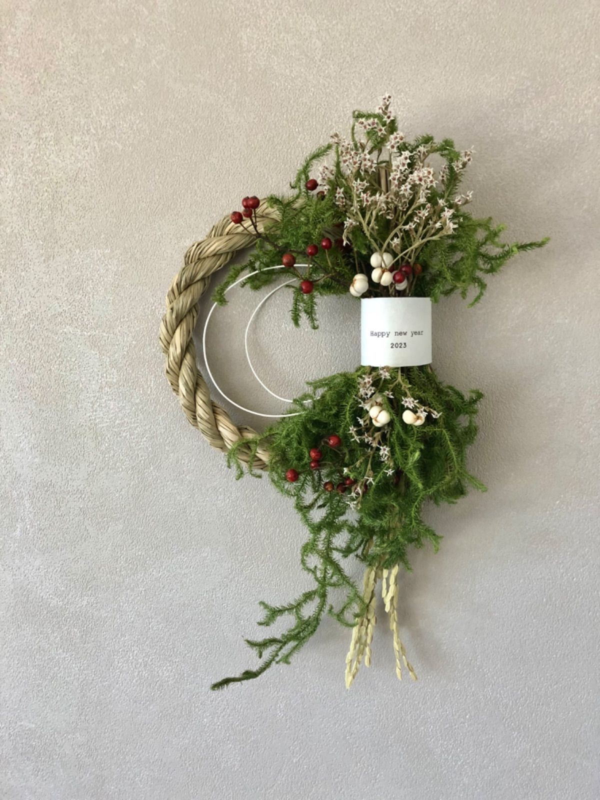 ヒカゲノカズラとナンキンハゼと水引きを添えた　しめ縄　お正月飾り　注連縄 澄みゆくきざし＞しめ縄・南天・ヒカゲノカズラのお正月飾り の