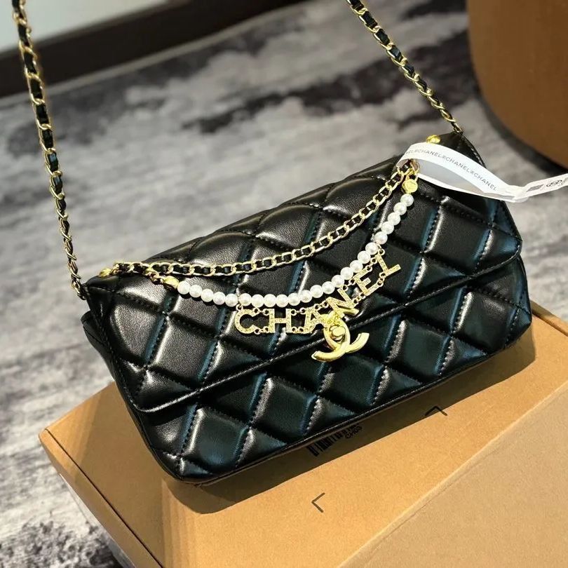 CHANELのショルダーバッグ、 シャネルのクロスボディバッグ