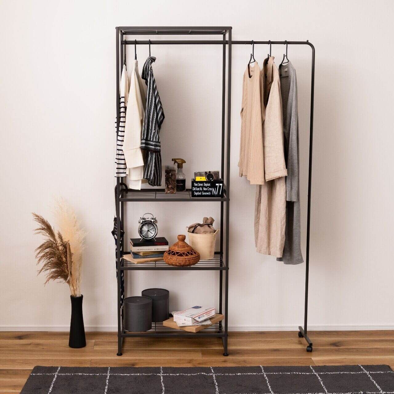 本州 可動式伸縮ハンガーラック ラック ハンガー 伸縮 ダークグレー キャスター付き シンプル ワンタッチ W67.5-152×D40×H180.5