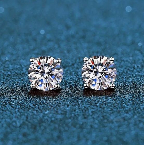 入荷！モアサナイト 2ct=1ct x 2つ ピアス① 韓国 18k プラチナ 高見え モアッサナイト - メルカリ